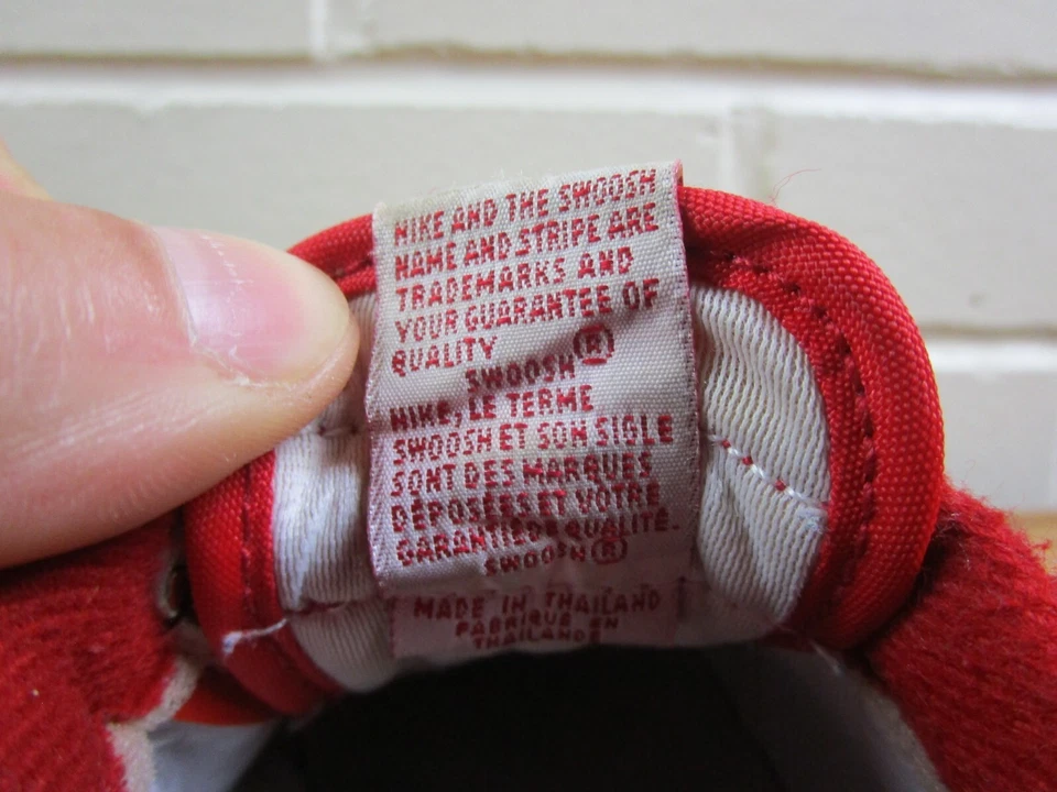 Zapatos Nike vintage de 1980 para niños pequeños bebé Swoosh gancho y bucle rojo y blanco Foto 2 de 4