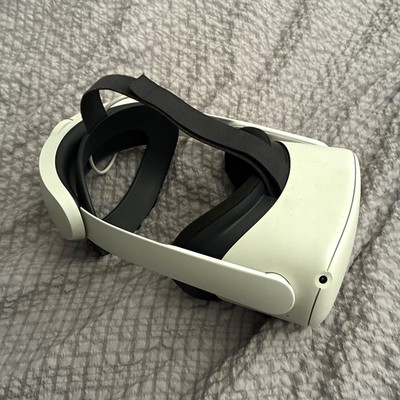 Quest 2 VR Headset 120 Hz White w/ Controllers, battery head strap