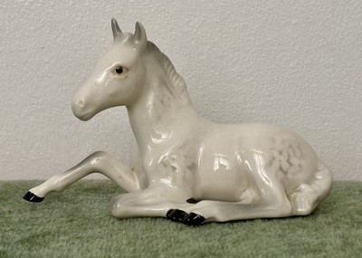 Beswick Fohlen (liegend) 915 in grau glänzend