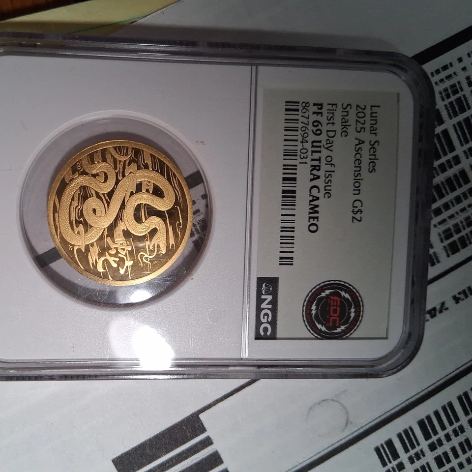 Lunar Series 2025 Ascension G$2 PF 69 Ultra Cameo Snake 031 de 500 1/20 oz ouro - Imagem 3 de 4