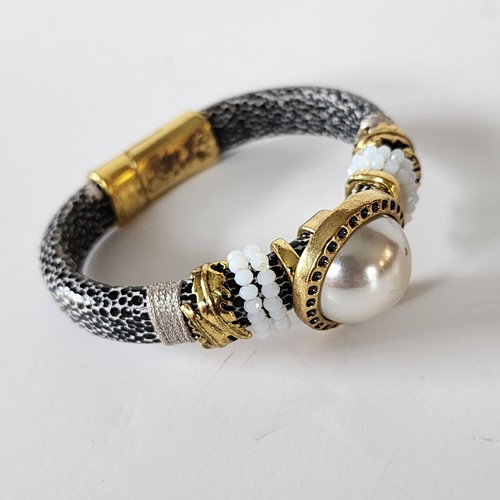 Laura Janelle signierte Lederarmbänder mit Kunststeinen (LP) - Bild 2 von 5