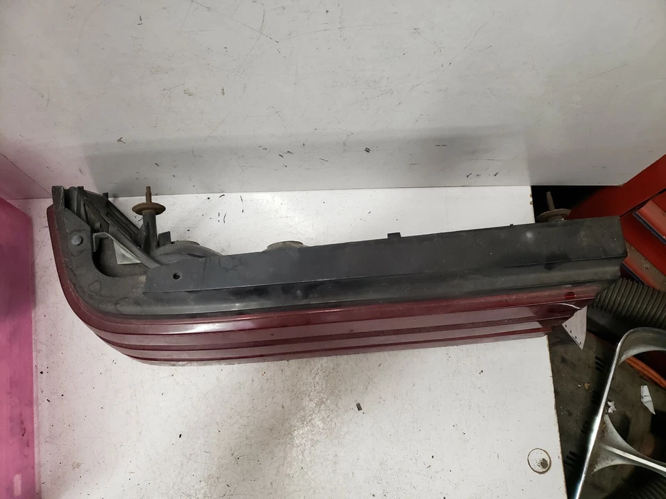 1986 Pontiac 6000 4 Door Sedan Left Tail Light - Imagem 2 de 4