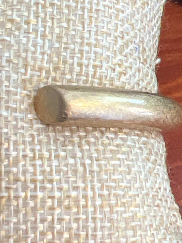 Brazalete con bisagras Madewell tono dorado mate sentado a 6" elegante firmado Foto 2 de 4