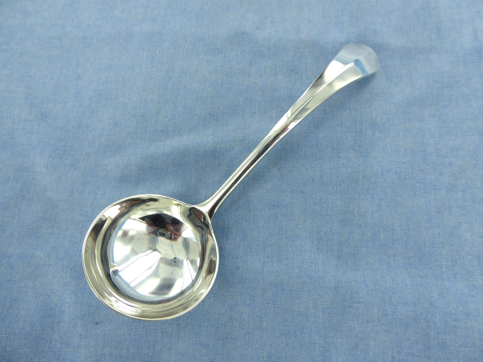 A VINTAGE STERLING SILVER OLD ENGLISH RAT TAIL SAUCE LADLE. SHEFFIELD 1935.