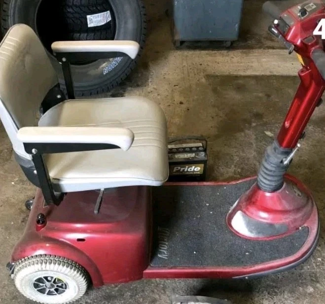 Victory 3 Heavy duty mobility scooter, needs batteries, working well - Image 3 of 4