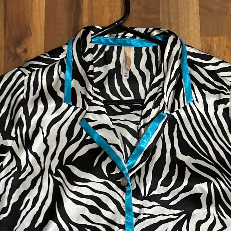 Conjunto de 2 piezas de pijama pantalones cortos camisa negro blanco satinado leopardo salón top mediano Foto 4 de 4