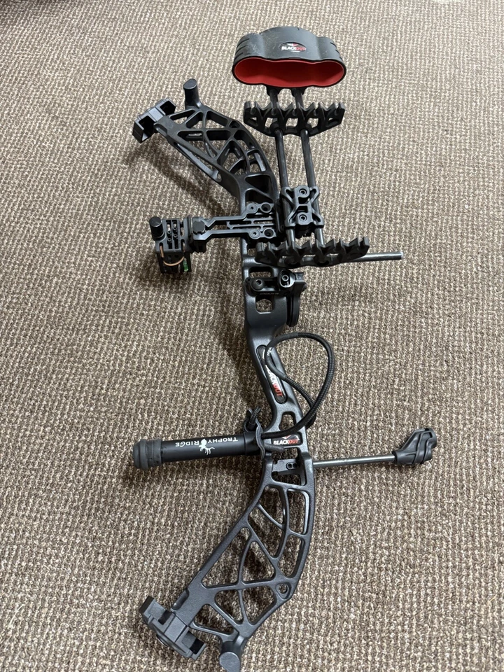 BlackOut Distinct 70# Compound Bow - Right Handed RTH TROPHY RIDGE. CABELAS - Image 2 of 4