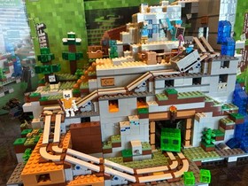 LEGO Minecraft: The Mountain Cave (21137)