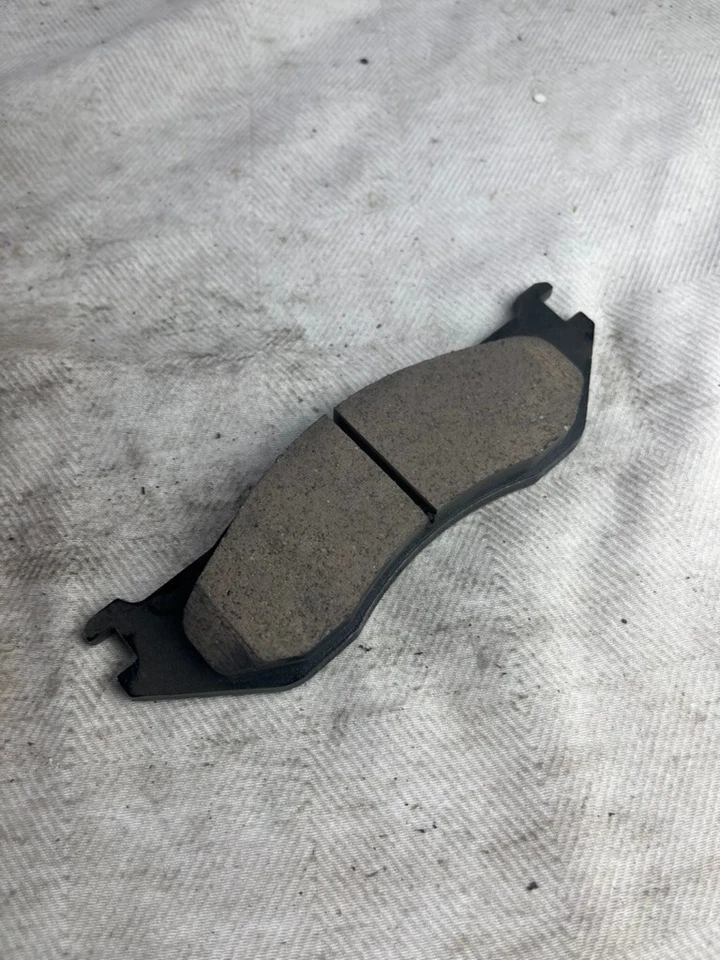 Conjunto de pastilhas de freio a disco dianteiro Akebono ASP966 serve; Dodge Durango 2003-2006 - Imagem 3 de 4