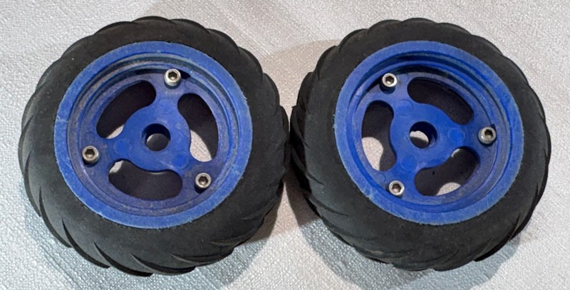 BLUE V RIB RC10 GOLD PAN FRONT WHEELS & TIRES TEAM ASSOCIATED OFF ROAD RC CAR