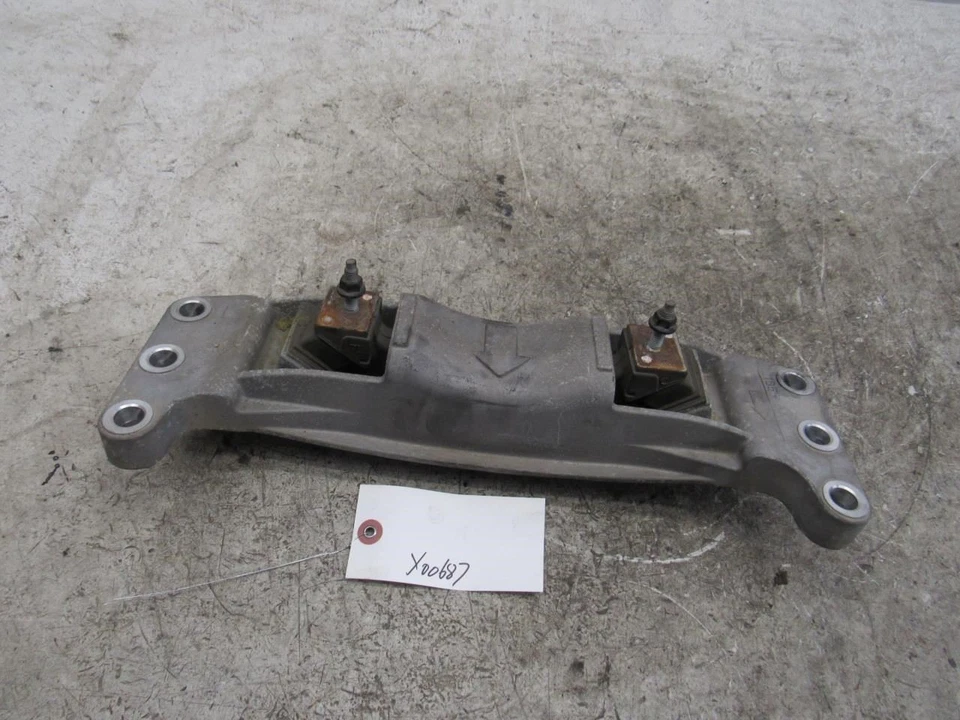 2014 Hyundai genesis sedan v8 transmission mount crossmember bracket support OEM - Imagem 2 de 4