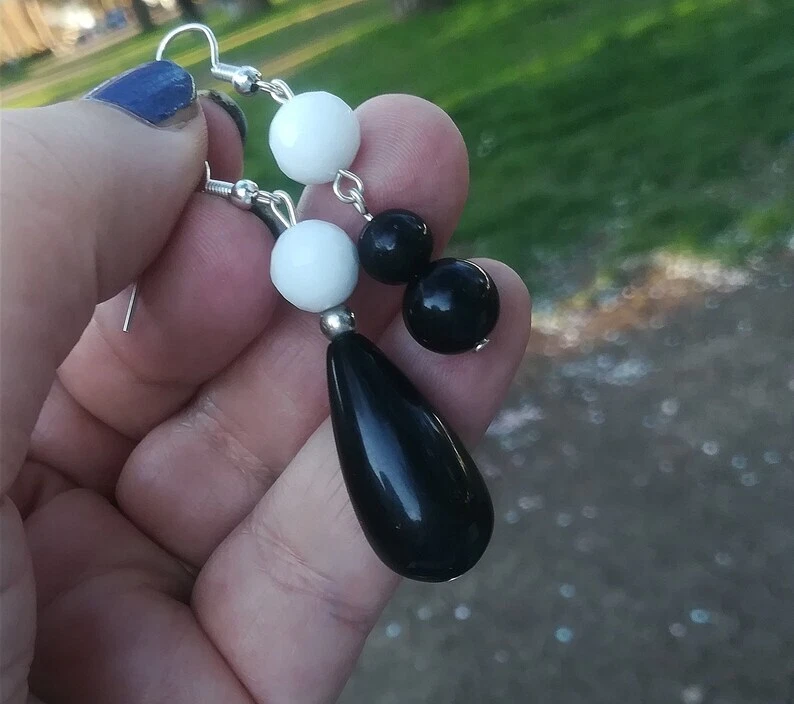 ORECCHINI GOCCIA DI AGATA BIANCA E NERA ASIMMETRICI IN ARGENTO E PIETRA NATURALE - Immagine 3 di 4