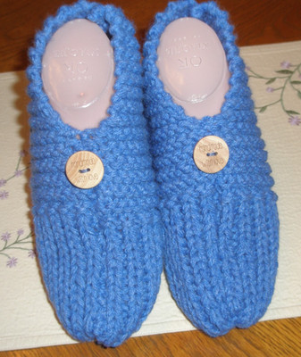 HAND KNITTED WOMAN ~ MEN SLIPPERS  SIZE  -  LARGE 10 - 11   w/ONE  BUTTON ~ NEW