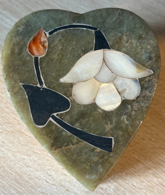 Marmor Alabaster Perlmutt Blumendesign auf herzförmiger Schmuckschatulle