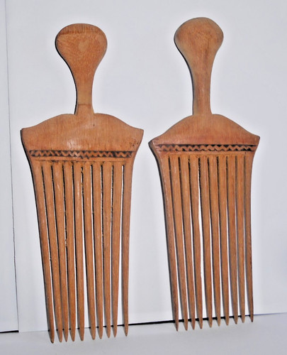 2 X VINTAGE PACIFIC ISLANDS  HAND CARVED LONG WOODEN COMBS ANTI-STATIC