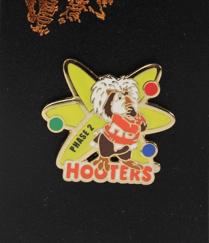 NUEVO LOTE DE 2 HOOTERS COLECCIONABLES FASE 1 Y FASE 2 PIN DE SOLAPA DE PERSONAL 2006 HOOTERS - Imagen 6 de 8