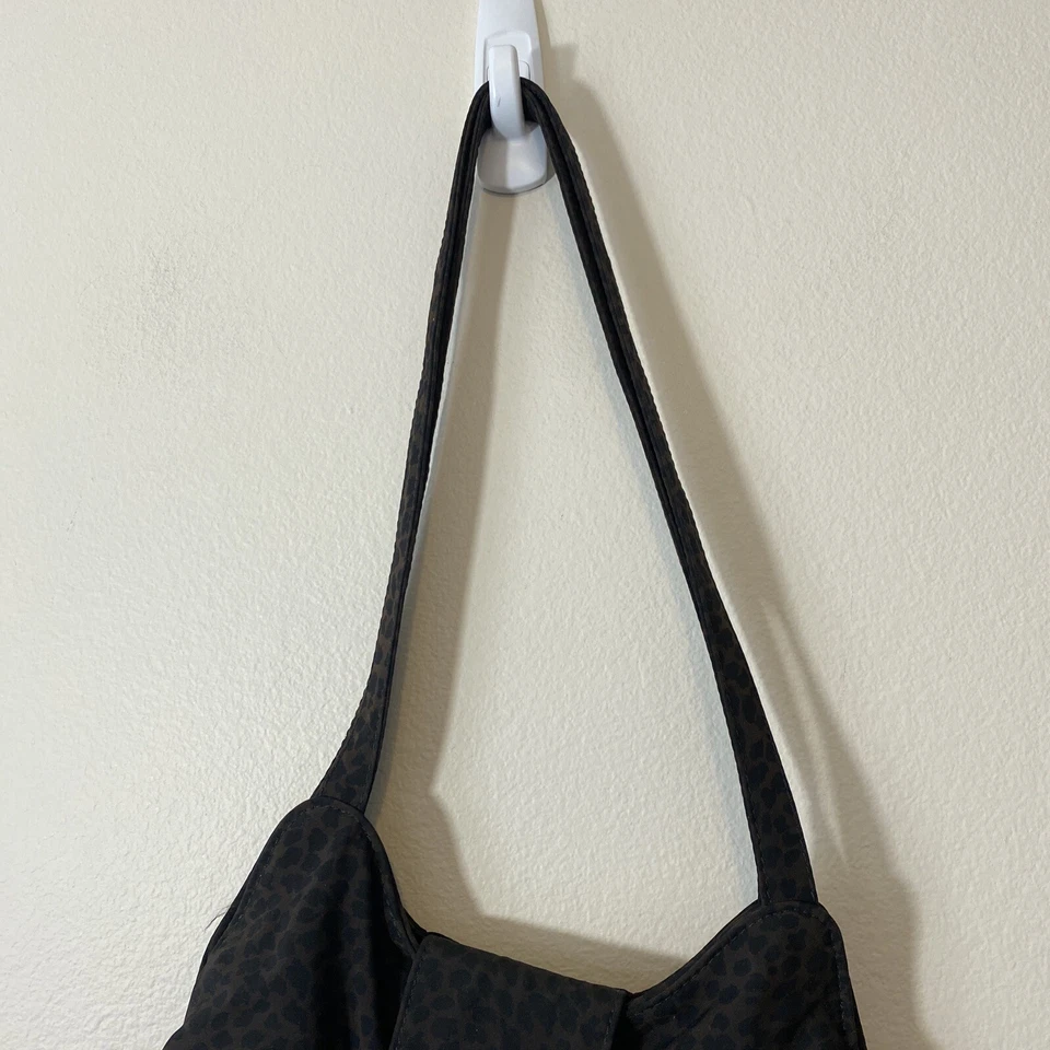 Bolso Hobo MAXX New York Marrón Chocolate Estampado Animal Precio de venta sugerido por el fabricante 130 USD De colección Foto 4 de 4