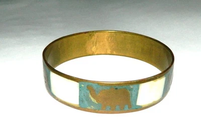 joli bracelet en laiton et nacre vintage - Photo 1/2