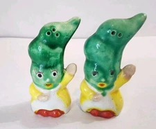 Vintage JAPAN Shaker Salt & Pepper Set Pea Pods Green Bean w Cork Stoppers