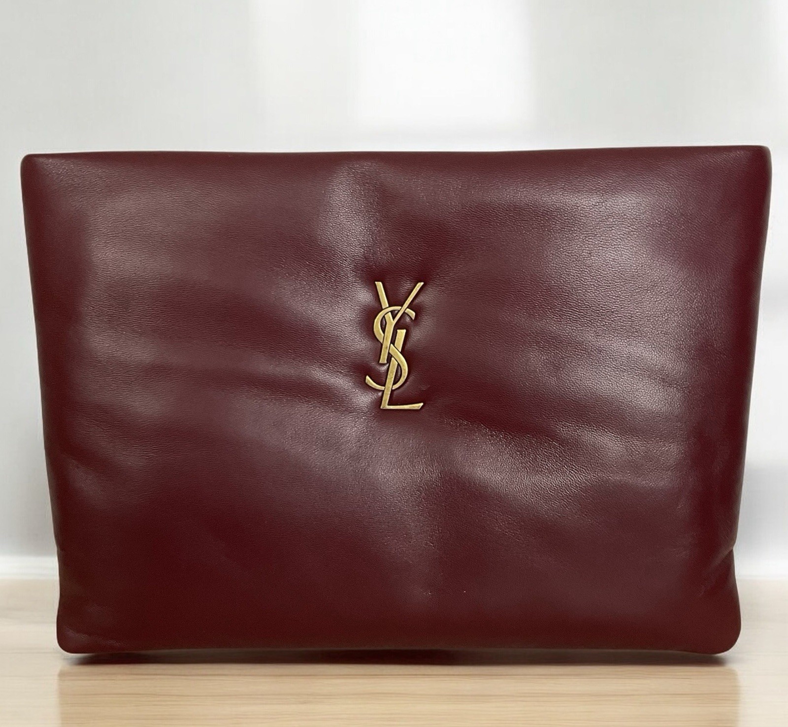 Borsa a marsupio Saint Laurent Calypso grande in pelle bordeaux scuro con cuscino