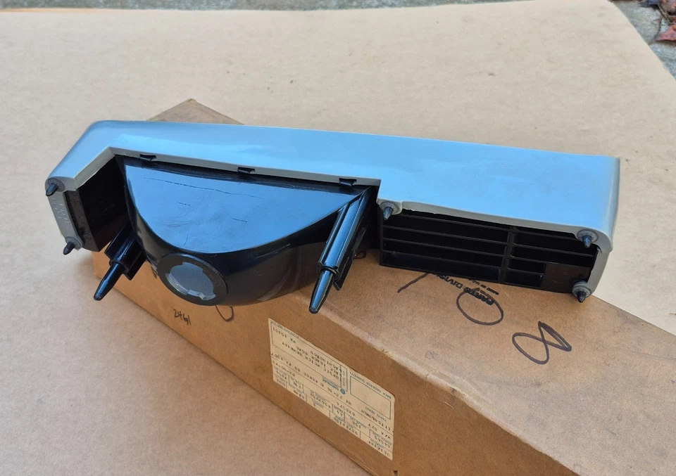 1974 Plymouth Gran Fury Coupe Sedan NOS MoPar Right PARK & TURN SIGNAL LAMP - Image 4 of 4