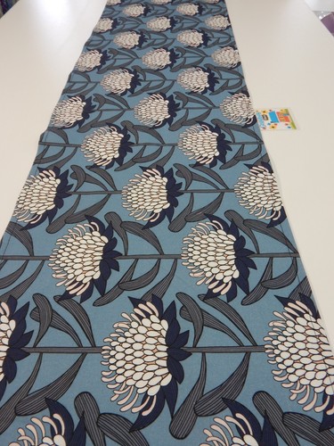 Corredor de mesa hecho a mano Waratah azul lona ligera 150 cm x 35 cm - Imagen 2 de 3