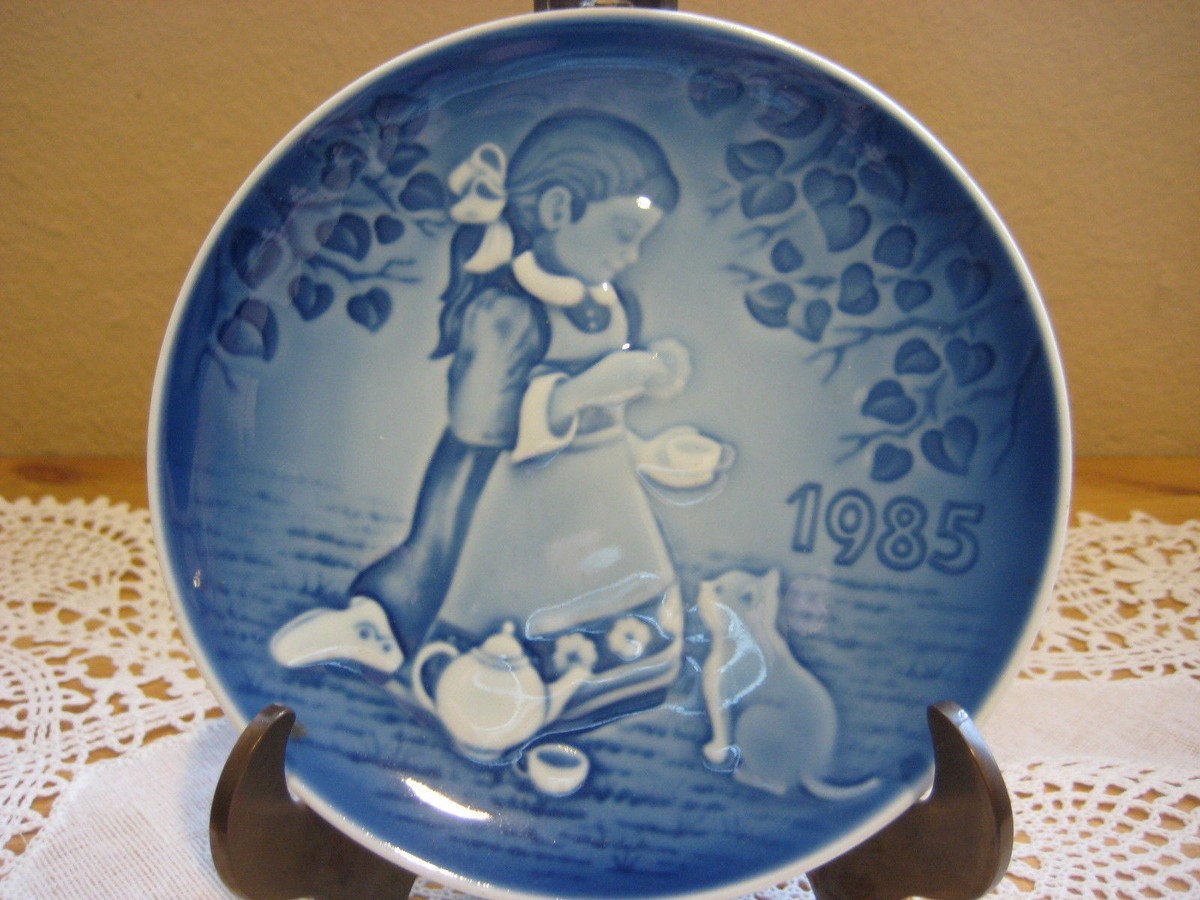 1985 Bing & Grondahl Royal Copenhagen Barnet's Dag Children's Day