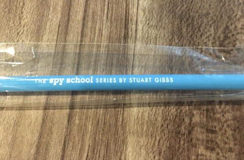 THE SPY SCHOOL Series di Stuart Gibbs NYCC Comic Con ESCLUSIVA PROMO MATITA NUOVA - Foto 2 di 3