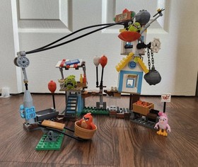 LEGO The Angry Birds Movie: Pig City Teardown 75824, Bird Island Egg Heist 75823