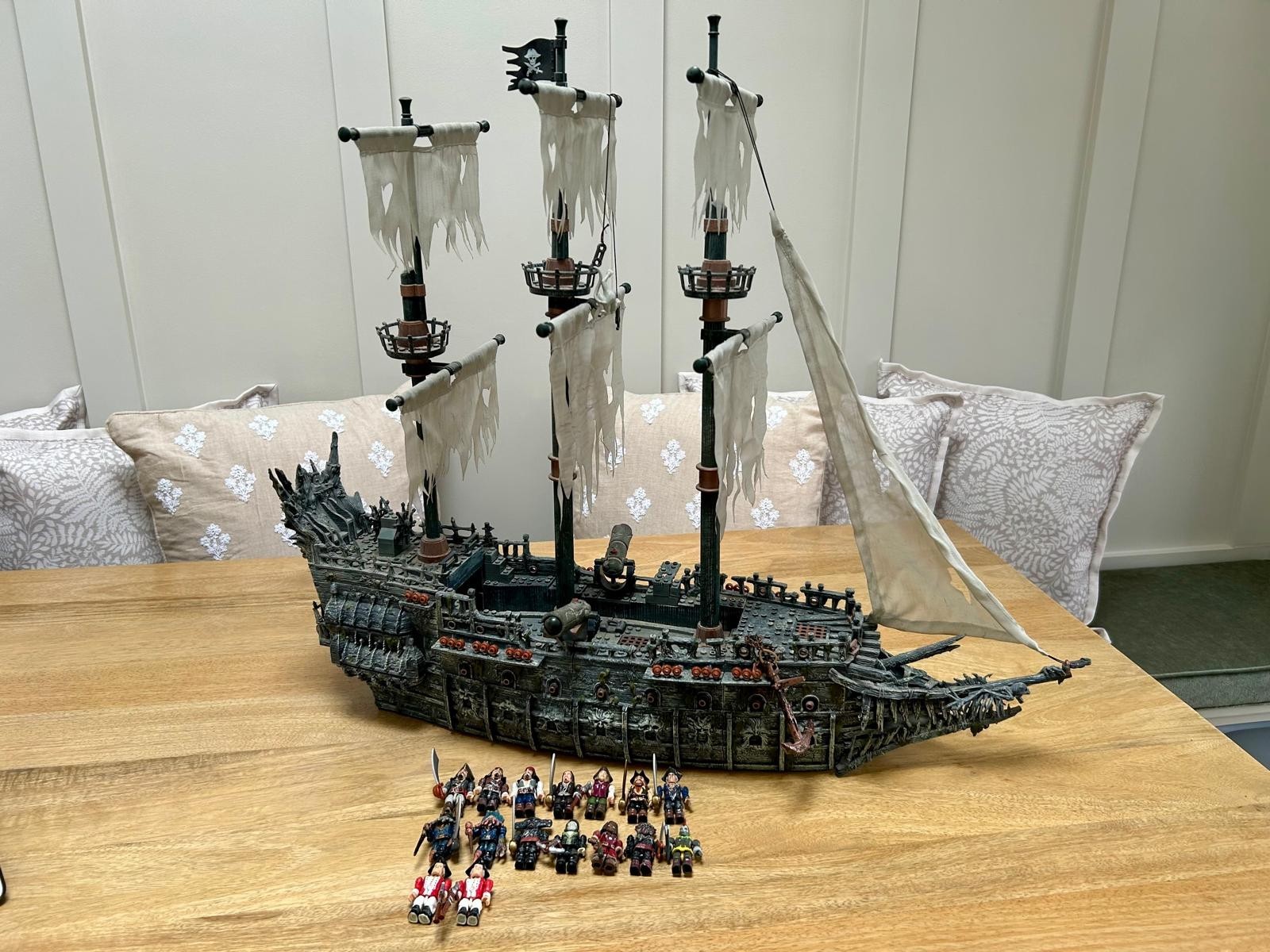 Pirates of the Caribbean,Flying Dutchman Ship-Mega Bloks (All Figures Included)