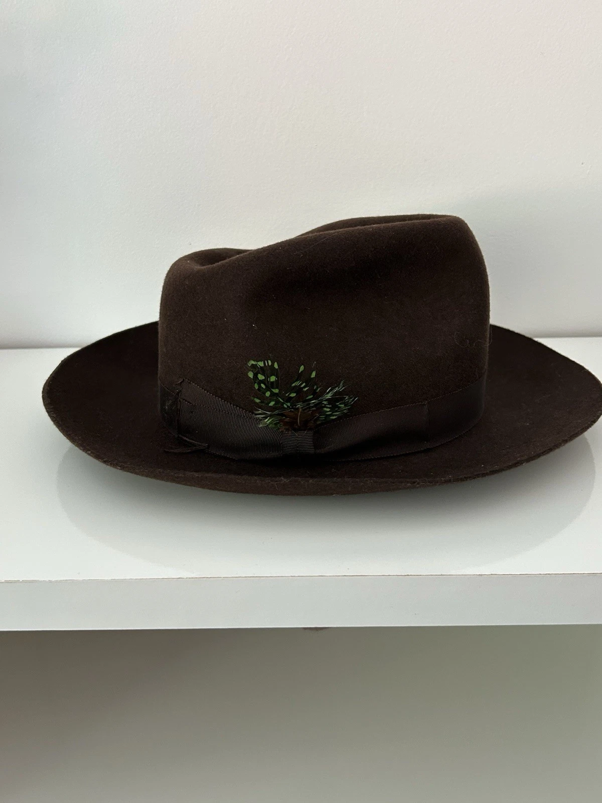Chapeau vintage Miss Dior marron plume laine fabriqué en Grande Bretagne