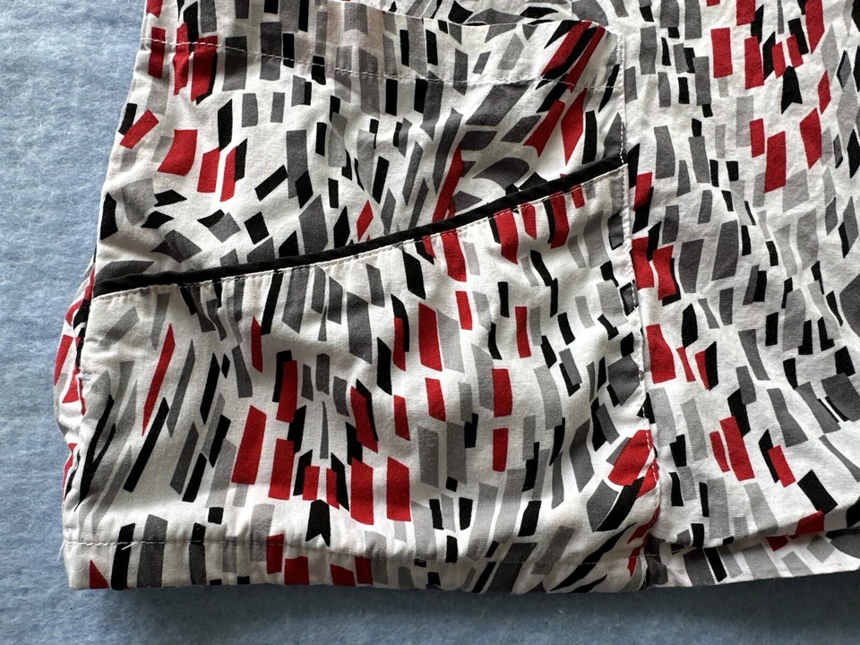 Blusa Médica Live Sweet Urbane para Mujer Talla M. Blanca con Patrón Geométrico Rojo y Gris Foto 4 de 4