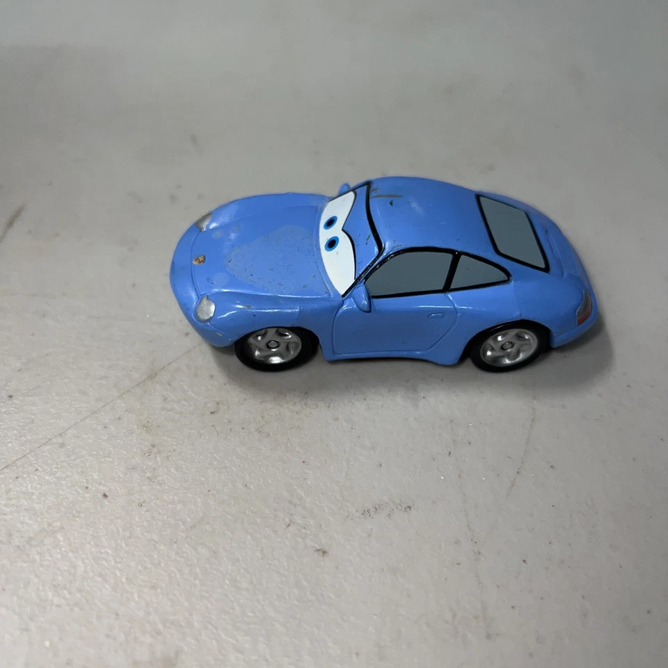 Coche de plástico Disney Pixar Cars Porsche 911 Sally escala 1:55 % Foto 2 de 4