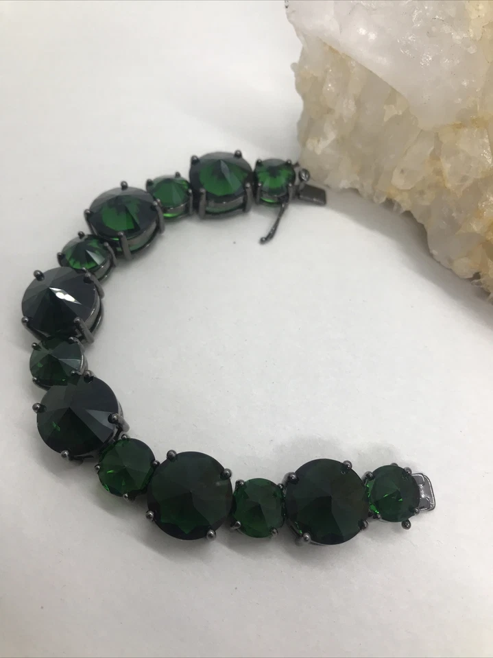 Pulsera gruesa de vidrio verde negro con acento de piedra Foto 4 de 4