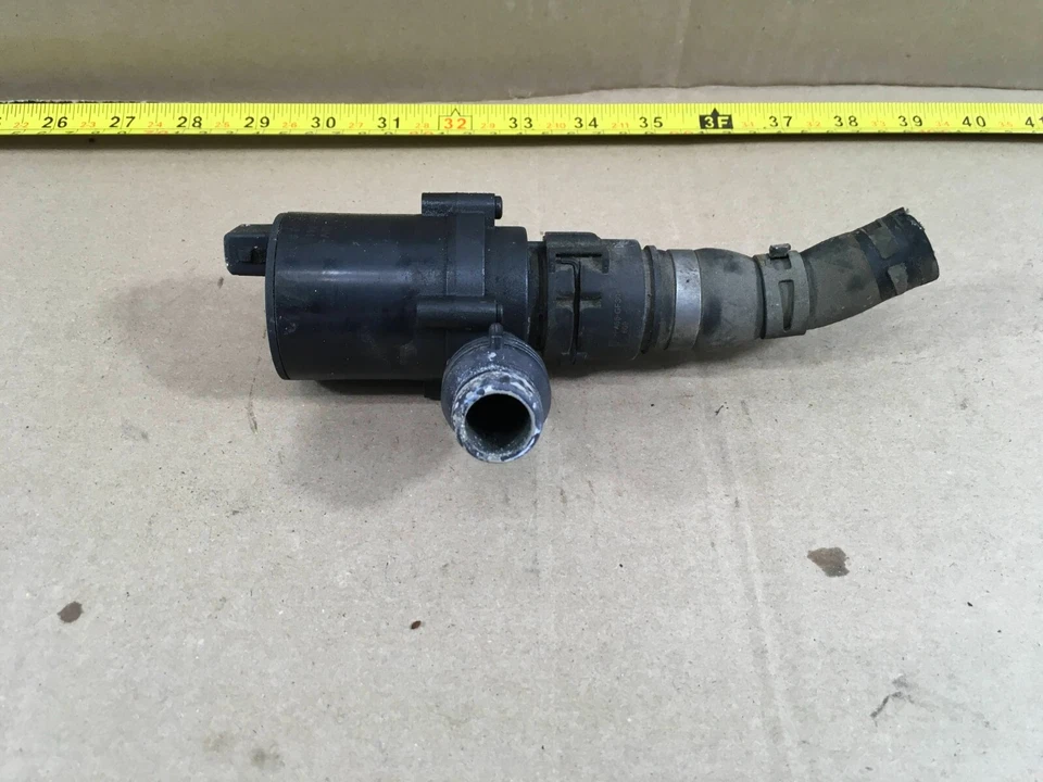 Land Rover Range Rover HSE 2003-2012 bomba de agua adicional 70207813 OEM. Foto 3 de 4