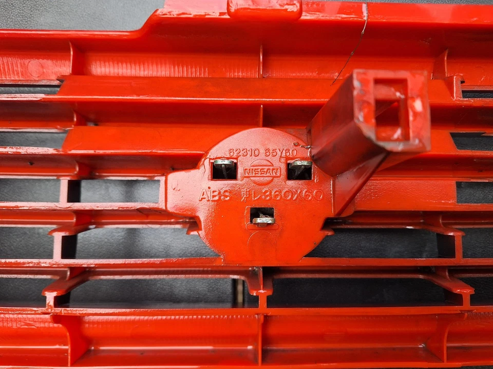 Nissan Sentra B13 1993-1994 parrilla roja azteca genuina OEM incluye emblema Foto 3 de 3