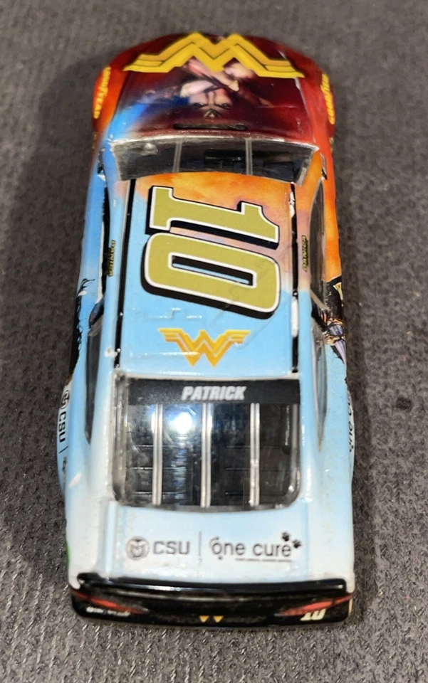 Danica Patrick #10 CSU One Cure Wonder Woman 2017 Ford Fusion 1:64 Lionel suelto Foto 4 de 4
