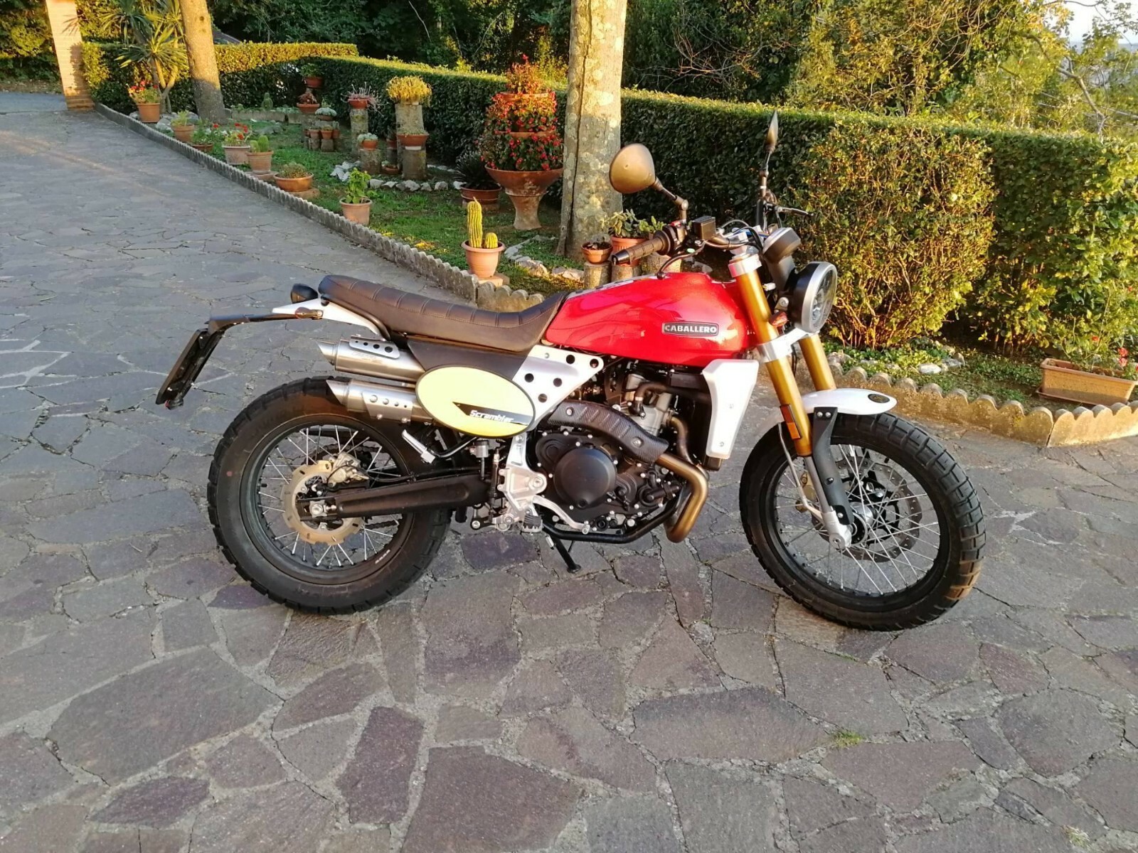 Foto 1 di 10