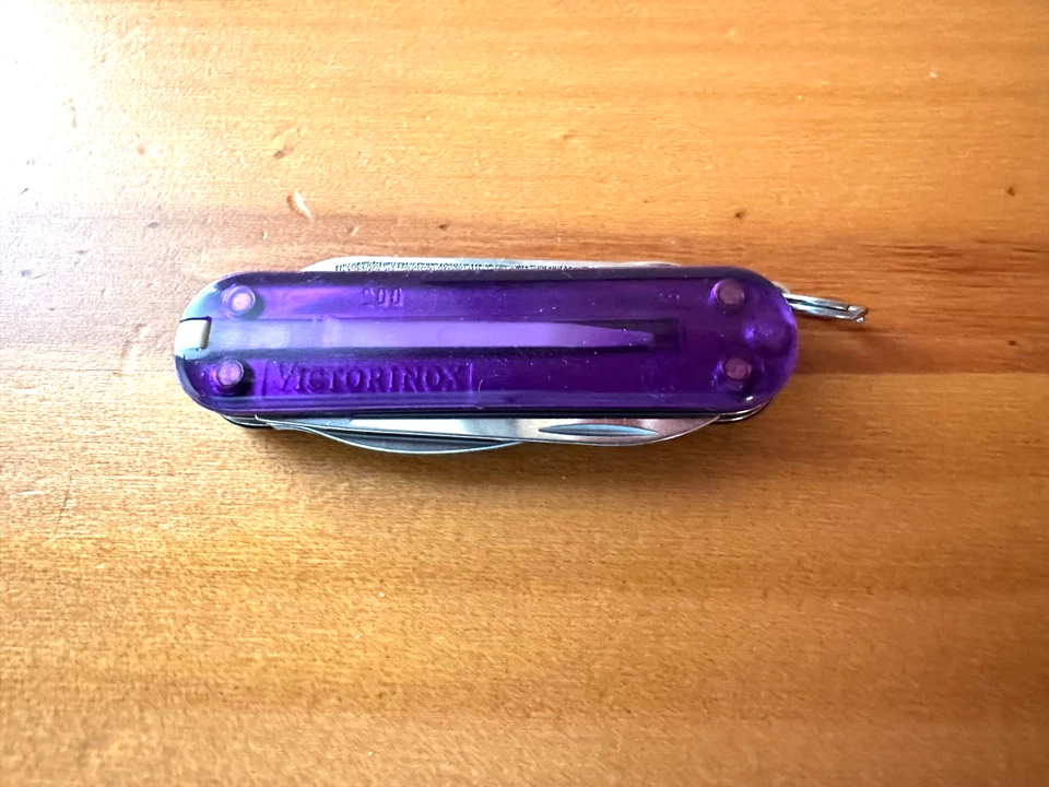 Швейцарский армейский нож Victorinox Rambler 58 мм прозрачный фиолетовый с 7 инструментами отличное состояние - Изображение 4 из 4