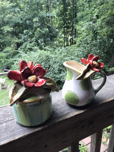 handwerkliches skulpturales rotes Blumen Sahne und Zucker Set signiert