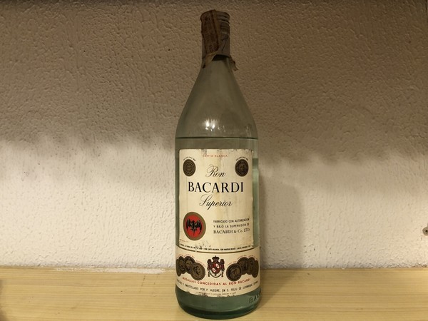 ANTIGUA BOTELLA LICOR RON BACARDI SUPERIOR CARTA BLANCA. IMPUESTO 4 PESETAS.