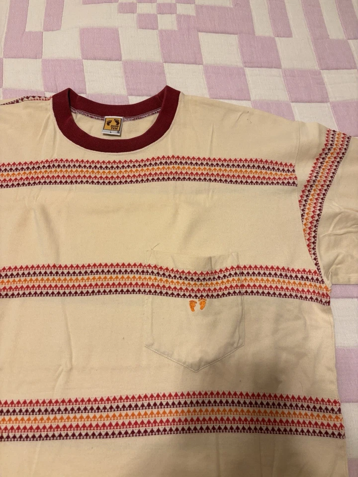 Camiseta Vintage Hang Ten Pocket Tamanho Grande Estampada Bronzeada/Carmesim/Laranja - Imagem 2 de 4