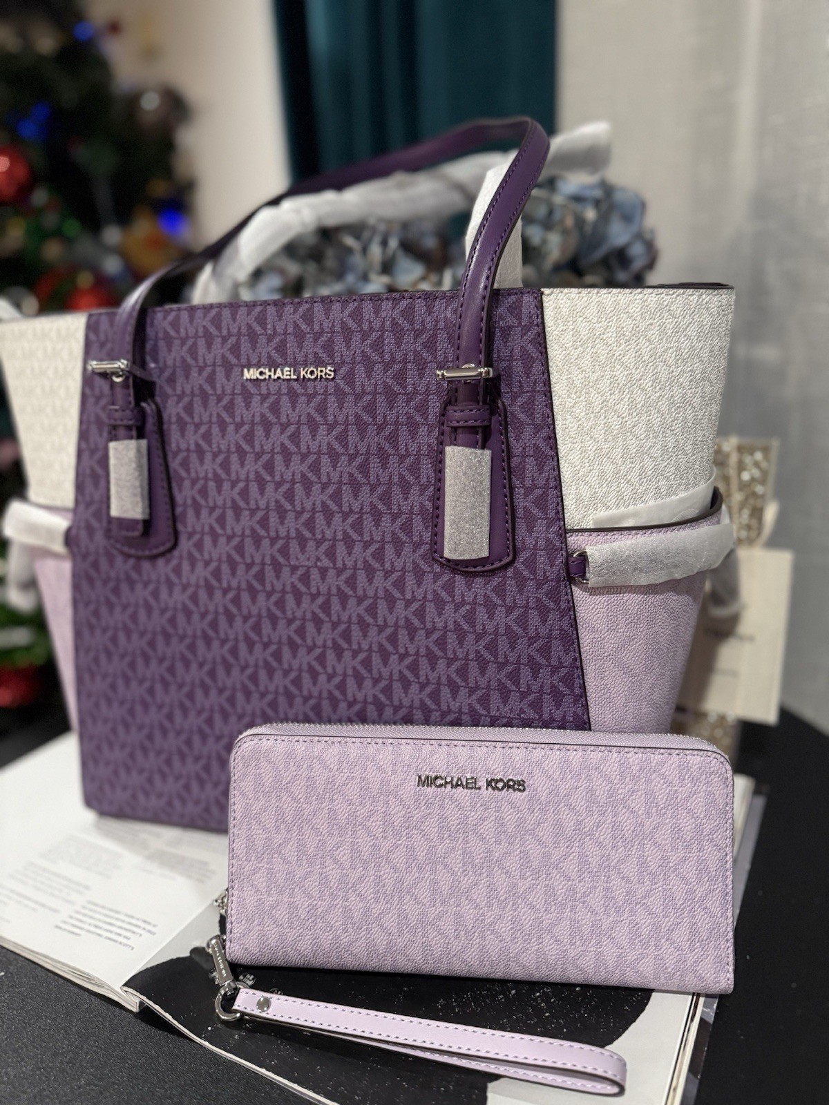 Set MICHAEL KORS Voyager Large Color-Block Signature Logo Tote Bag and Wristlet thumbnail 2