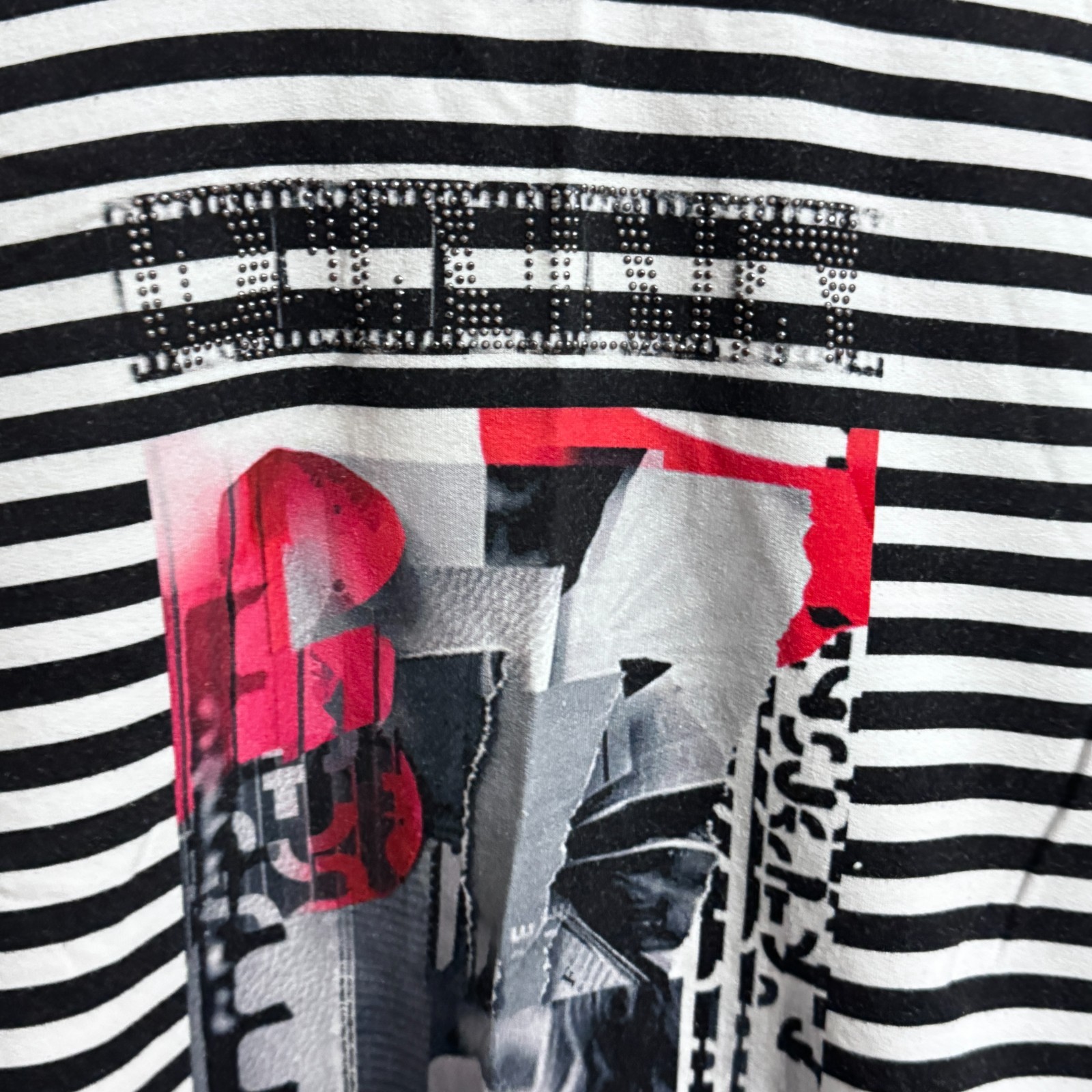 Casual Black & White Striped 3/4 Sleeve Top with Graphic Print image 2