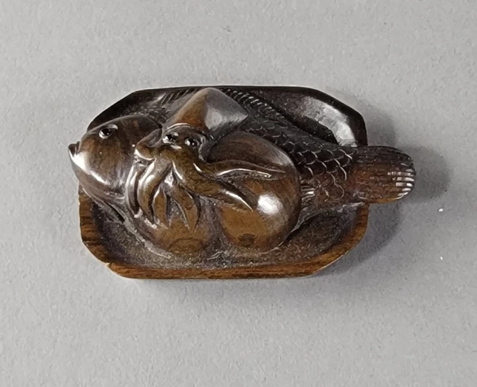 Antiguo pez y pulpo japonés de madera de hierro Netsuke de la era Meiji en bandeja firmado Foto 3 de 4