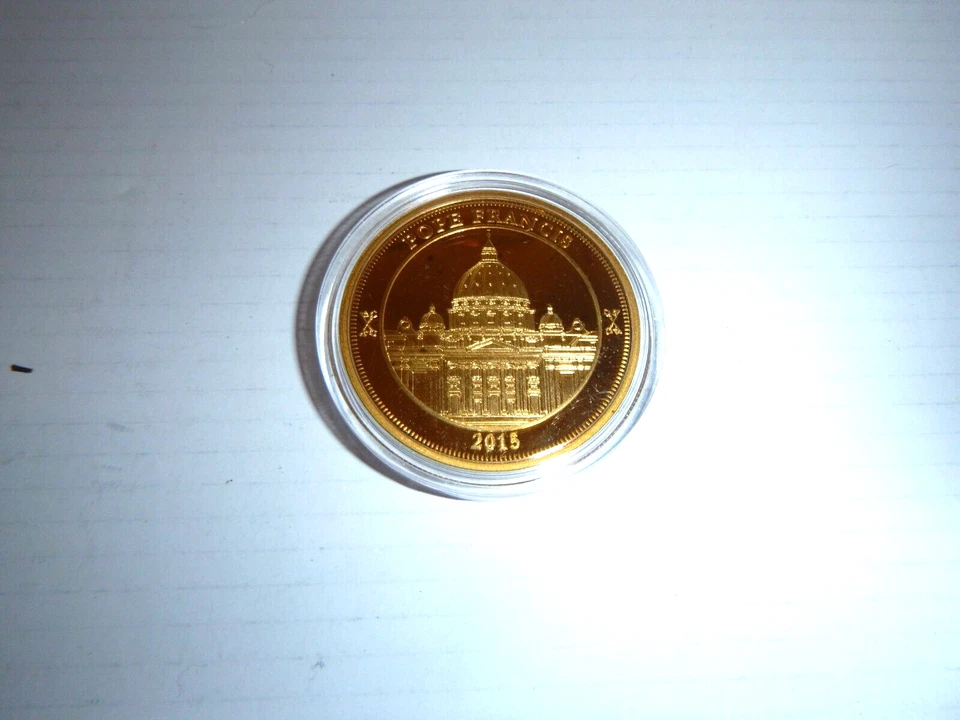 Pope Francis Commemorative Gold-tone Coin- Colorized- 2015 - Image 2 of 2