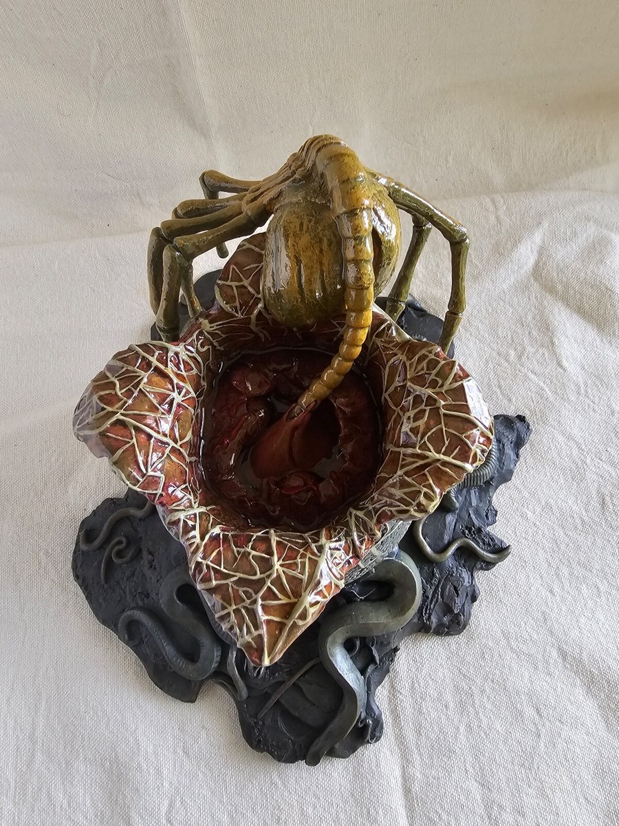 ATTAKUS エイリアン ALIAN EGGS & 1 FACE HUGGER Attakus Alien Egg Face Hugger Cold Cast Porcelain Statue