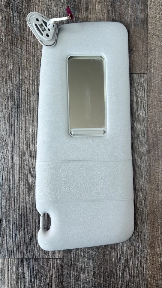 BMW X5 2004-2006 OEM pasajero/parasol lateral derecho. Color gris. Foto 2 de 4