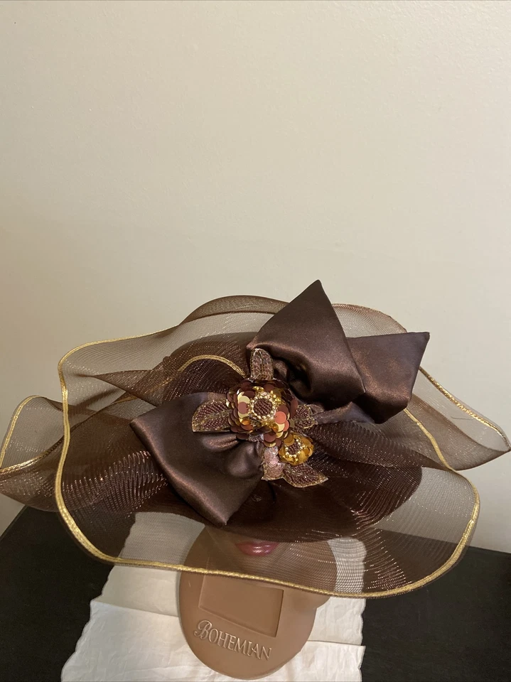 Sombrero Derby Ala Grande Whittall and Shon Marrón Con Borde Dorado Lazo Cuentas de Tul Foto 3 de 4
