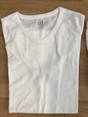 Gap Men's Logo V-Neck T-Shirt – Classic Fit Casual Tee